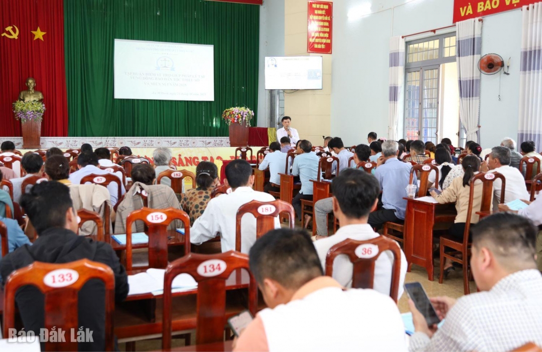 Hơn 200 cán bộ thôn, buôn xã Ea M’Droh được tập huấn trợ giúp pháp lý